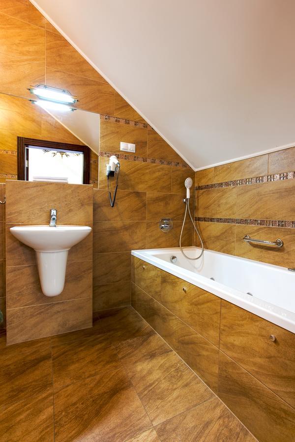 Hotel Roza Kamieniec Wroclawski Extérieur photo