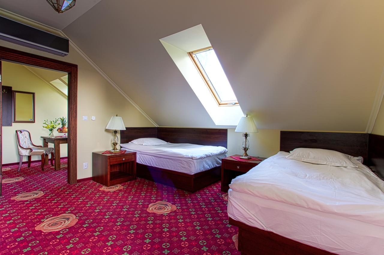 Hotel Roza Kamieniec Wroclawski Extérieur photo